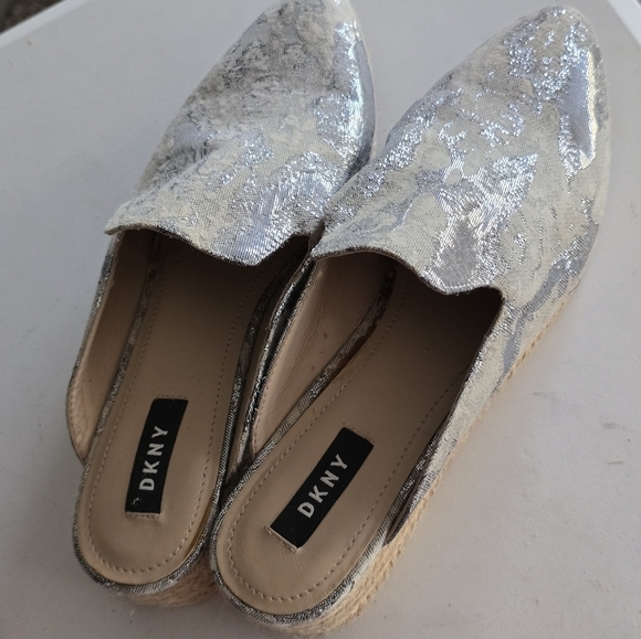 Dkny Slip On Mules Flat Women Sz 9 Metallic Tan Covered Pointed Toe Comfort - Picture 13 of 15